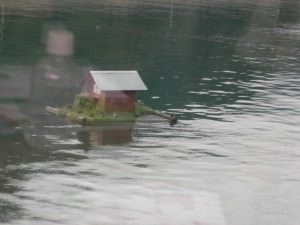 湖に浮かぶ小屋